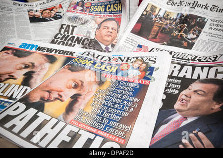 Diversi giorni quotidiano di New York copre visto il Venerdì, 10 Gennaio 2014 includono il New Jersey governatore Chris Christie's news conferenza sul suo e del suo personale coinvolto nella chiusura delle corsie di marcia su il Ponte George Washington Bridge durante le ore di punta nel sett. 2013 come punizione per Ft. Lee, NJ sindaco Marco non Sokolich che lo sostengono. Christie ha avuto un quasi 2 ore di conferenza stampa di difendersi e di biasimare il suo personale per il presunto retribution. Credito: Richard Levine/Alamy Live News Foto Stock