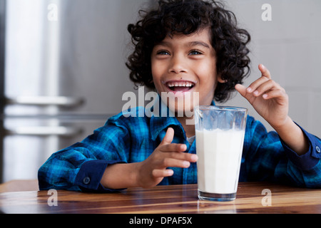 Ritratto di ragazzo con un bicchiere di latte Foto Stock