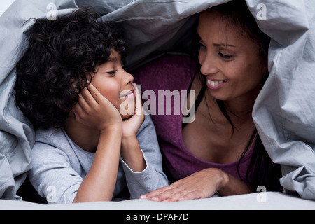 Madre e Figlio nascosto sotto il piumino Foto Stock