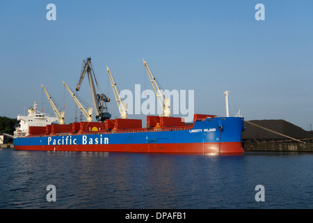 Bacino del Pacifico portarinfuse ancorata in mare-investire / Ghent Coal Terminal del porto di Gand, Fiandre Orientali, Belgio Foto Stock