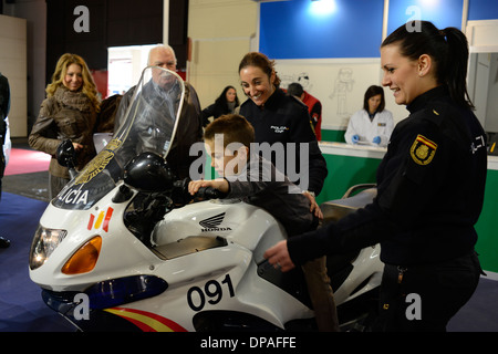 Il Festival dei bambini ha aperto le sue porte oggi nella sua cinquantesima edizione con oltre un centinaio di divertenti attività per i più piccoli si sviluppa su 43.000 piedi quadrati del Montjuïc dal transito previsto 95.000 persone fino al 4 gennaio. Il Presidente della Generalitat, Artur Mas, ha lanciato questa tradizionale Barcellona vive con sua moglie e il presidente del Festival dei Bambini, Helena Rakosnik, e il sindaco della capitale catalana, Xavier Trias. Foto Stock