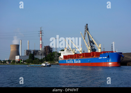 Electrabel power station e bulk carrier ancorata in mare-investire / Ghent Coal Terminal a Gand seaport, Fiandre Orientali, Belgio Foto Stock