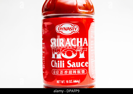 Una bottiglia di marca Dyanasty Sriracha hot salsa cile Gennaio 2014. I rivenditori sono stati costretti a ricorrere ad altre marche. Foto Stock