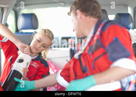 I paramedici in ambulanza controllo serbatoio di ossigeno Foto Stock