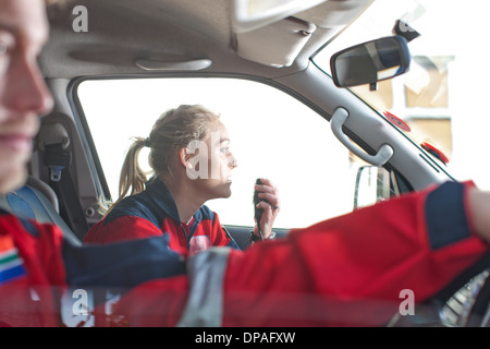 I paramedici la guida di emergenza in ambulanza Foto Stock