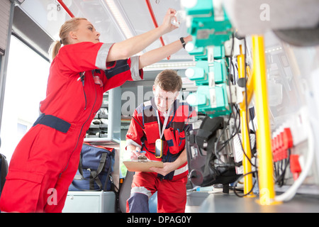 I paramedici in ambulanza attrezzature elenco Foto Stock