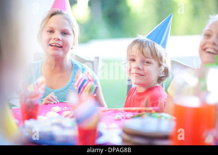 Fratelli e le sue sorelle godendo di compleanno Foto Stock