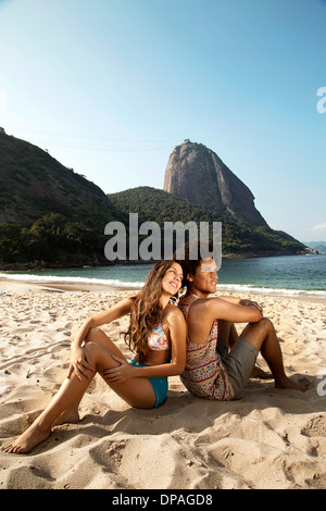 Paio di rilassarsi sulla spiaggia e di Rio de Janeiro, Brasile Foto Stock