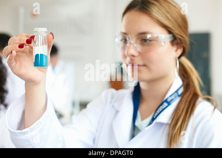 Studente di chimica azienda chimica blu Foto Stock