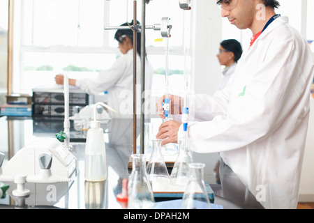 Studenti di chimica facendo esperimento Foto Stock
