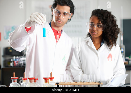 Due studenti di chimica facendo esperimento Foto Stock