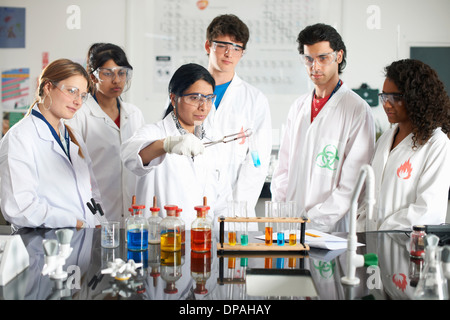 Insegnante di chimica e gli studenti facendo esperimento Foto Stock