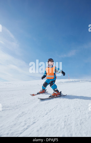 Ragazzo giovane sci, Hermavan, Svezia Foto Stock