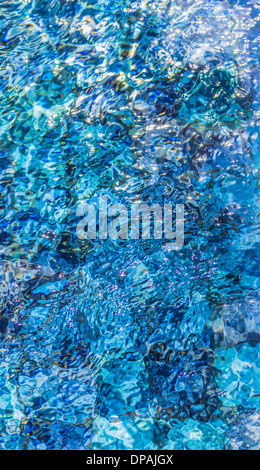 Acqua in movimento in blu piscina piastrellata Foto Stock