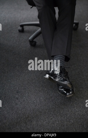 Imprenditore indossando scarpe nere e pantaloni, sezione bassa Foto Stock