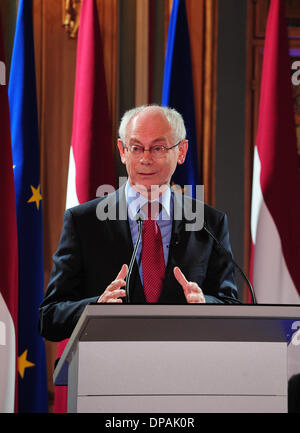 Riga, Lettonia. Decimo gen, 2014. Presidente del Consiglio europeo Herman van Rompuy risolve un contrassegno conferenza lettone di entrata alla zona euro, a Riga, Lettonia, 10 gennaio, 2014. Credito: Guo Qun/Xinhua/Alamy Live News Foto Stock