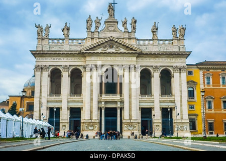 Basilica di San Giovanni in Laterano, cattedrale chiesa di Roma ufficiale e la sede ecclesiastica del Papa a Roma Italia Europa Foto Stock