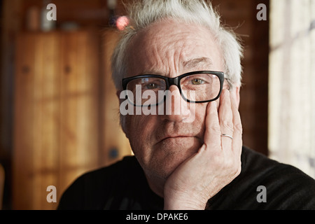 Senior uomo con i capelli grigi e bicchieri Foto Stock