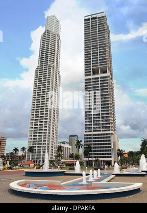 Due grattacieli con fontana in primo piano, Città di Panama , Panama America Centrale Foto Stock