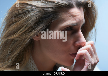 Close up di trepida donna con la mano sulla bocca Foto Stock