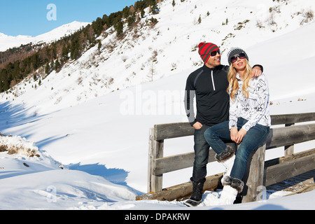 Metà adulto giovane appoggiata contro la recinzione, Obergurgl, Austria Foto Stock