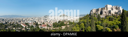 Vista panoramica su Atene, capitale della Grecia. A destra è parte dell'Acropoli. Foto Stock
