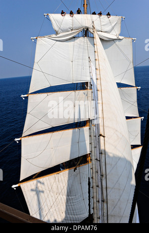 US Coast Guard Academy Cadetti impostare le principali royal navigate a bordo il guardacoste Eagle mentre in corso di realizzazione per l'estate crociere Formazione Giugno 20, 2012 nell'Oceano Atlantico. Foto Stock