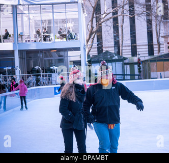 Hardy i visitatori si divertono pattinaggio sul ghiaccio in Bryant Park di New York Martedì, 7 gennaio 2014 come "vortice polare arriva Foto Stock