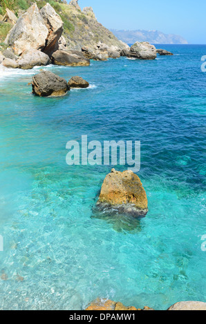 Insenatura mediterranea di Nerja Foto Stock