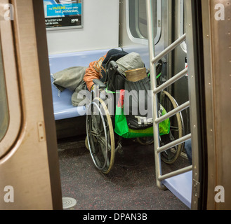 Onu-domiciliato (senzatetto) individui sfuggire al freddo nella metropolitana di New York Foto Stock