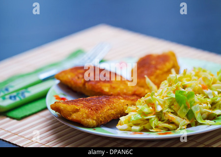 Pollo Impanato carne con insalata verde Foto Stock