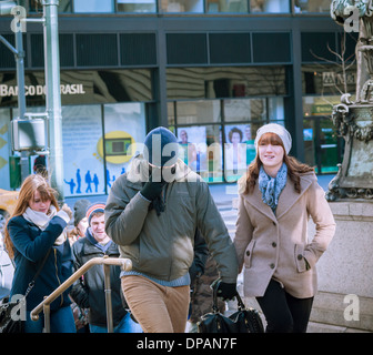 Hardy visitatori in Bryant Park di New York Martedì, 7 gennaio 2014 come "vortice polare arriva in città Foto Stock