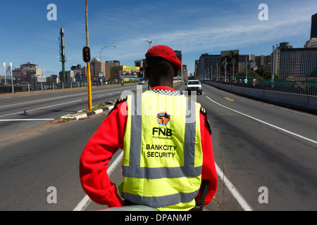 Privato di guardia di sicurezza permanente sulla Queen Elizabeth Bridge. Centro di Johannesburg. Sud Africa Foto Stock