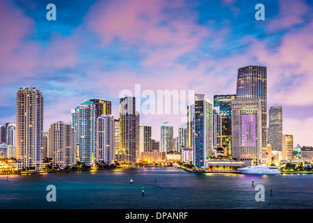 Skyline di Miami, Florida, Stati Uniti d'America a Brickell Key e il fiume Miami. Foto Stock
