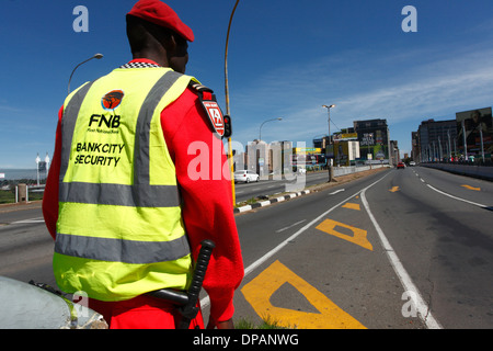 Privato di guardia di sicurezza permanente sulla Queen Elizabeth Bridge. Centro di Johannesburg. Sud Africa Foto Stock