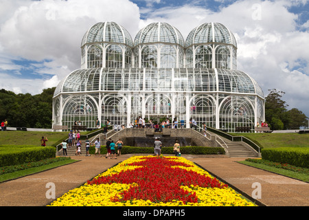 Vista dei giardini francesi e serra principale con una moderna struttura metallica, Giardino Botanico di Curitiba, stato di Paraná, Brasile Foto Stock