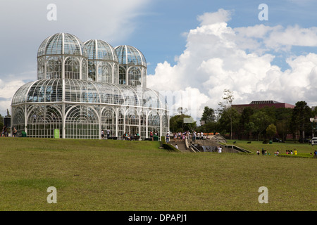 Vista dei giardini francesi e serra principale con una moderna struttura metallica, Giardino Botanico di Curitiba, stato di Paraná, Brasile Foto Stock