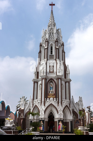 Il campanile della cattedrale di Saint Mary si erge sopra l'ingresso alla chiesa di Bengaluru. Foto Stock