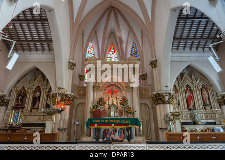 Coro e Altare con molte statue e bassorilievi alla Cattolica di Saint Mary's nella Basilica di Bengaluru. Foto Stock