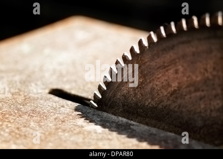 Un ritratto di close-up di un arrugginito sega circolare in una vecchia segheria Foto Stock