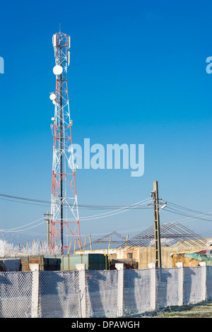 Il pupazzo di neve della torre radio su un inverno mattina Foto Stock