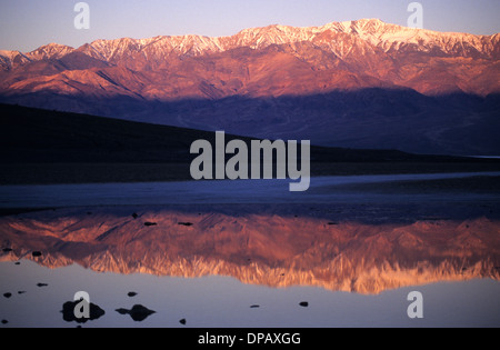 Elk248-1572 California, Parco Nazionale della Valle della Morte, Badwater, e 280 ft elevazione, alba con picco di telescopio Foto Stock