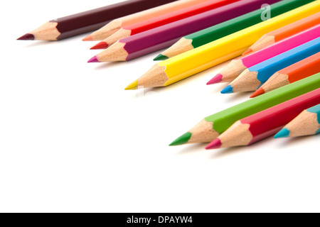 La colorazione di un pastello matite isolati su sfondo bianco Foto Stock