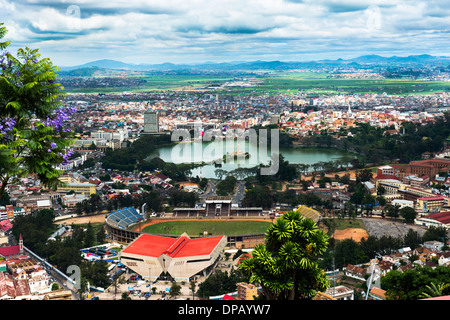 Una vista di Antananarivo, capitale del Madagascar. Il lago Anosy e il Black Angel Monument in centro. Foto Stock
