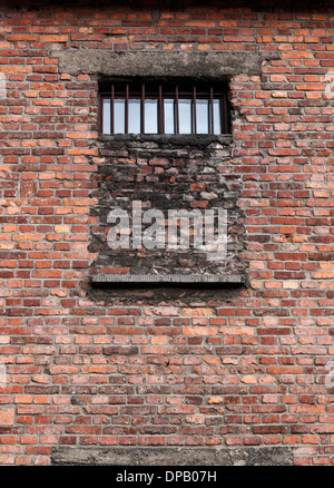 Finestra sbarrata sulla costruzione di mattoni Foto Stock