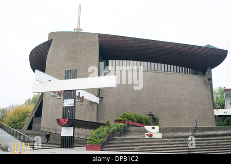 L'Arca di Noè, moderna chiesa cattolica eretta in Nowa Huta una volta caduto il comunismo, Cracovia, in Polonia, in Europa Foto Stock