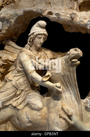 Il sollievo di Mithra iraniano il dio del sole di sacrificare il toro dal Campidoglio romano Roma Italia 100-200 d.c. Foto Stock