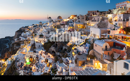 Le case del villaggio di Oia sull'isola greca di Santorini. Foto Stock