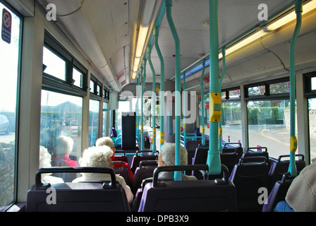 Gli anziani sul bus,Wells Somerset REGNO UNITO Foto Stock