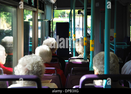 Gli anziani sul bus,Wells Somerset REGNO UNITO Foto Stock